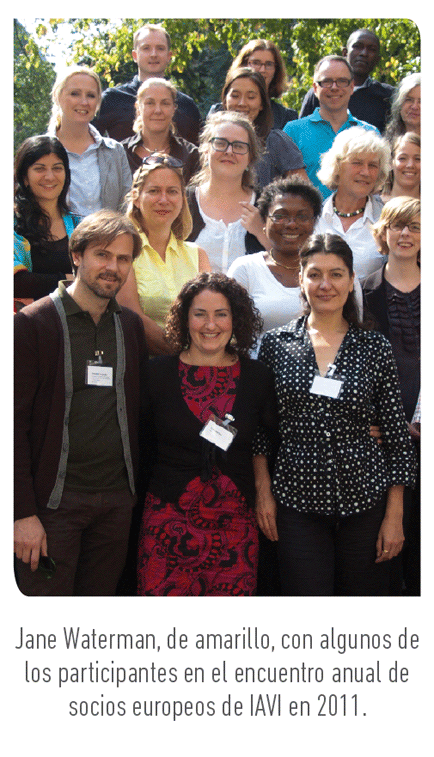 Foto: Jane Waterman, de amarillo, con algunos de los participantes en el encuentro anual de socios europeos de IAVI en 2011.